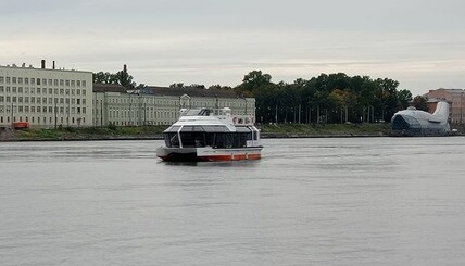 Первое в России судно на электрической тяге - катамаран EcoVolt - пользуется большой популярностью у жителей и гостей Северной столицы